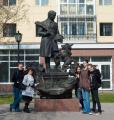 Ĉe la monumento de P.Jerŝov – aŭtoro de fama fabelo “Konjok-Gorbunok”