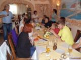 En greka restoracio Akropolis, kie vi povas elekti la pladojn per Esperanto-menuo.
