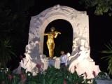 Apud la monumento al J. Straus en Vieno.